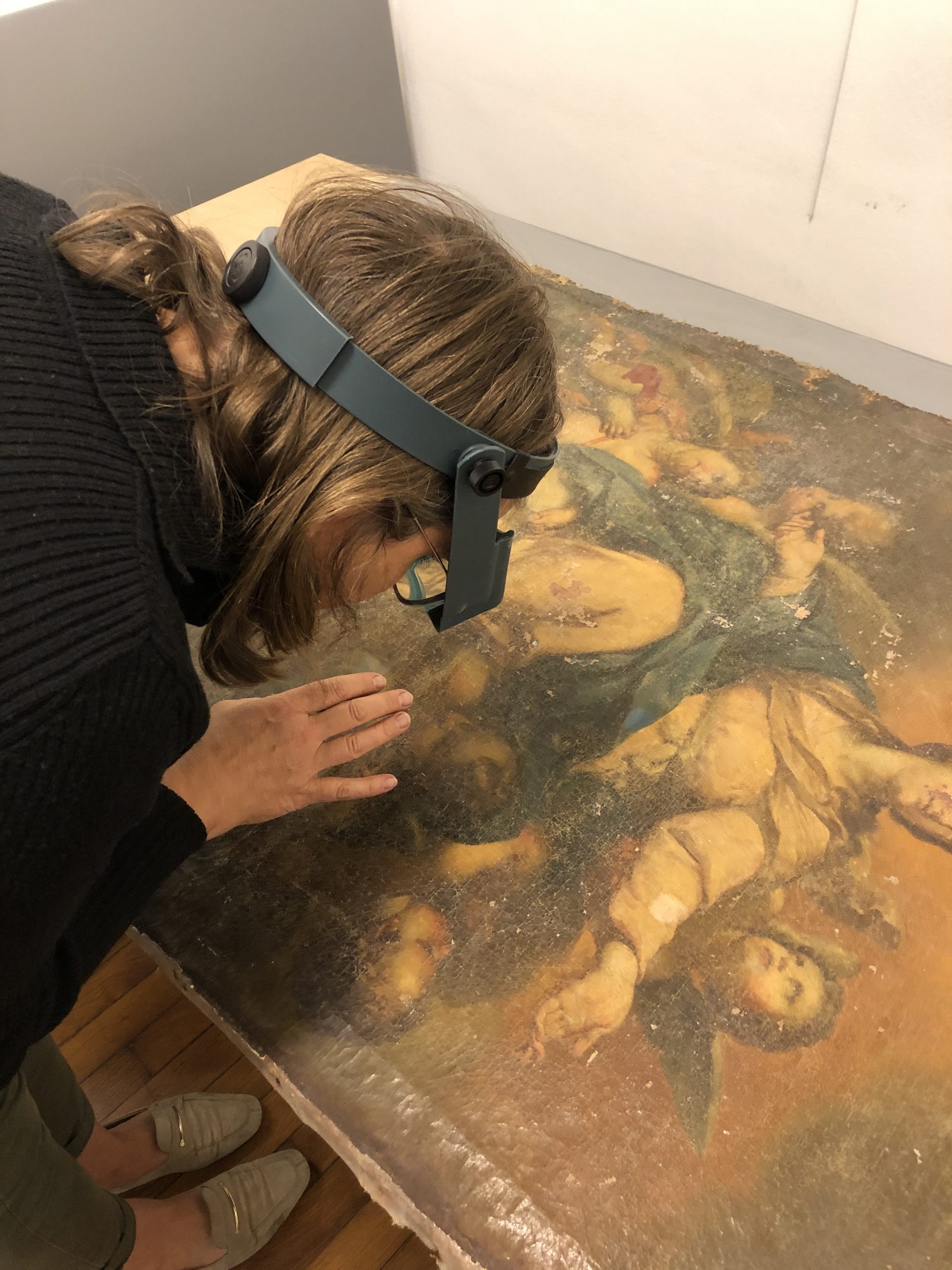 Examen d'une huile sur toile sous binoculaires Opération de retouche d'une huile sur toile